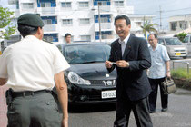 自衛隊沖縄地方協力本部石垣出張所を訪れる江渡副大臣(20日午後)