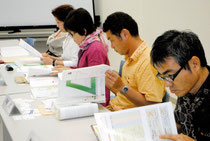 観音堂景観地区における赤瓦の設置義務をめぐり議論を交わした景観形成審議会の委員=4日午後、市健康福祉センター
