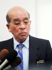 「無償は当然。非常に残念」と語る慶田盛教育長=22日午後、石垣港離島ターミナル会議室