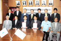 経済交流の推進をうたった宣言書に署名した中山、田中市長(中央)と石垣市、犬山市の関係者=9日午後、石垣市役所