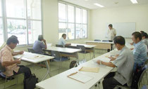 竹富町長選の立候補予定者説明会が開かれた=13日午前、離島ターミナル