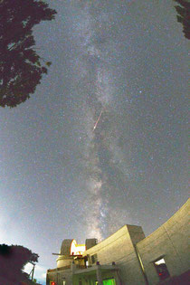 天の川の中を通過する流れ星(石垣島天文台提供)