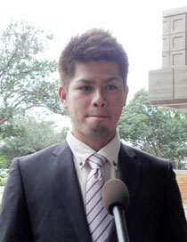 成人を迎え、抱負を語る大嶺翔太選手=市民会館=