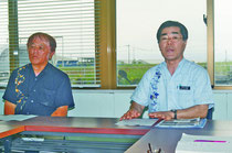 4年以上の滞納者を対象にスプリンクラーの給水停止を発表する大江事務局長と蔵下芳久・理事=石垣島土地改良区、登野城。