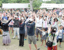 1000人が来場した鳩間島音楽祭。最後は観客も一緒に踊り、会場が一体となった=3日午後、鳩間島