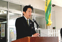 職員に訓示する中山市長=1日午前、市役所玄関前