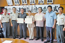中山市長と上尾本部長から3人が自衛官募集相談員に委嘱された=26日午前、市役所