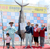 トローリングの部で優勝した「マリントップ」のメンバーら。109㌔のシロカワカジキを釣り上げた=6日午後、久部良漁港
