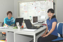気軽に相談をとアピールする(右から)藤原さんと山本さん=むゆる館事務所、登野城