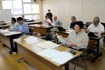 市長選、市議補選の立候補予定者説明会に出席した代理人=30日午後、市役所