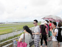 見学台から新石垣空港を視察する一行