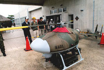 展示された自衛隊の無人偵察機=28日午前、屋内練習場入口