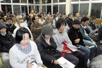与那国町の自衛隊配備説明会に詰め掛けた町民たち=4日夜、町構造改善センター