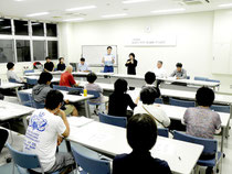 携帯119の説明する市消防担当者=市健康福祉センター