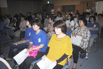 嵩下医師の講演を聞く参加者=1日午後、市健康福祉センター