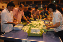 石垣市議選の開票風景。手前にあるのが「名のみ」の票が入るかご=7日夜、市総合体育館