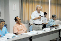 新火葬場建設位置選定市民検討委員会の初会合で意見を述べる委員=19日午後、大浜信泉記念館