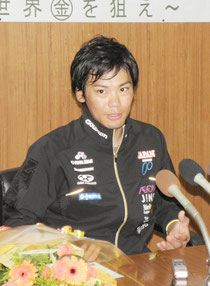オリンピックの意気込みを語る新城幸也選手=石垣市役所