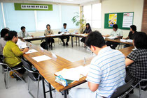 幼児教育振興アクションプログラム案を審議した幼稚園教育振興会議=4日午後、市教委