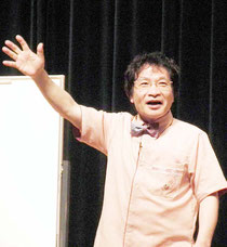 「しからないで育てて」と呼び掛けた尾木さん=市民会館大ホール