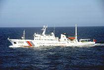 久場島から北66キロの接続水域を航行する「海警2101」=午前9時12分、第11管区海上保安本部提供