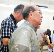 竹富町教育委員会臨時会の終了後、育鵬社の公民教科書を「子どもたちに与えるものではない」と語る慶田盛教育長(27日午前)
