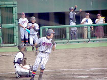 8回表に同点となる3点目を加えられた八重山高校=20日、沖縄セルラースタジアム那覇