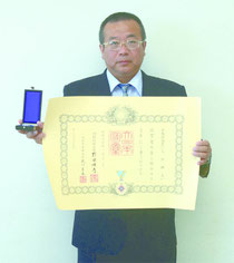 父・國男さんの叙位・叙勲を代理で受けた要さん=八重山合同庁舎