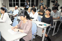 PAC3の即時撤去を訴える声が相次いだ平和憲法を守る八重山連絡協議会の集会(11日夜)