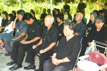 戦時遭難者に思いをはせ、恒久平和を誓う列席者=尖閣列島戦時遭難死没者慰霊之碑、新川