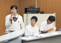 優勝した3人。左から中山さん、宮良君、袴田君=2日、健康福祉センター