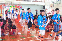 姉妹校・奥殿小学校の児童たちが大浜小学校を訪れ、交流した=23日午後、大浜小体育館