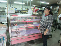 鮮魚店のさしみも品揃えが少ない=11日
