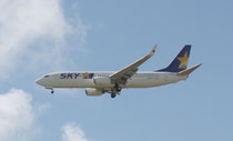 着陸誘導装置(ILS)の上を着陸して行くスカイマークの神戸発初便
