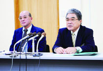 記者会見で東京書籍版の無償給付を求める方針を改めて発表する慶田盛教育長(左)、竹盛委員長=26日午後、町教委