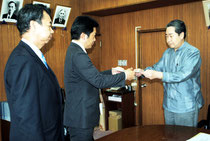 宮平会長から要請書を受け取る中山市長と川満町長=13日午後、市役所