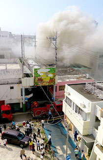 ユーグレナモール内の火災で現場は近隣住民が避難、煙を見た付近住民らが遠巻きに見守るなど騒然とした(付近住民提供)