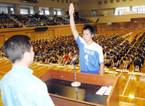 選手宣誓する西原高男子の石垣実貴主将