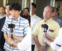 会談後、報道陣の質問に答える仲井真知事と山本大臣=知事公舎前、21日