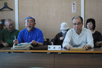 陳述後に記者会見する新垣共同代表(前列左)ら=5日午前、市役所