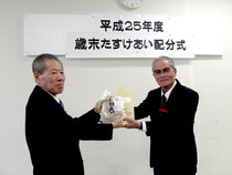 上地会長(左)が、募金を民生委員児童委員協議会東宇里会長に託した=市健康福祉センター