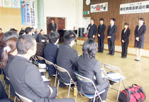 自己紹介をする新任教職員たち=2日午後、市商工会館
