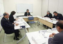 対応策について協議した竹富町教育委員会の定例会=26日午後、離島ターミナル