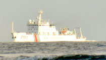 25日、尖閣周辺の接続水域を航行する中国海警局の船「海警2151」(仲間均市議提供)