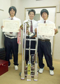アイディアロボット競技の部で初優勝した(左から)鈴木君、鳥山君、宮良君=15日午後、八重山商工高校