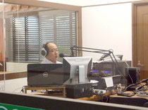 台風情報を発信しているFMいしがきサンサンラジオ=1日午後、ホテル日航八重山