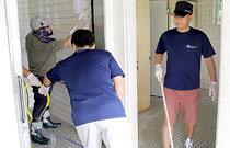 ANAグットラック会が公共トイレ清掃を行った=16日、玉取崎展望台
