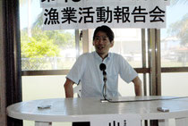尖閣周辺の釣りツアーに参加後、石垣島で記者会見する山田衆院議員(1日午後)