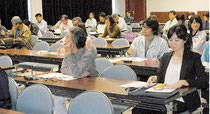 八重山地域農林水産業成果発表会で報告を聞く人たち=28日午後、八重山合同庁舎