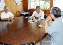 つくる会の公民教科書を見せ、意見を述べる高嶋名誉教授=市教委=